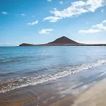 Olas - Coastal Escape With Charm & Comfort דירה